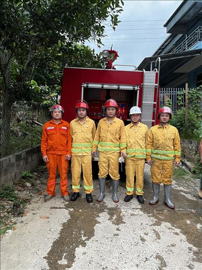 Đội PCCC chuyên ngành Công ty Thủy điện Tuyên Quang hỗ trợ thực hiện nhiệm vụ chữa cháy tại khu dân cư