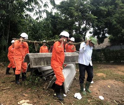 Chi bộ Vận hành - Đảng bộ Công ty Thủy điện Tuyên Quang tham gia lắp đặt kênh mương thủy lợi bằng cấu kiện bê tông tại thôn Trung Lợi – Xã Trung Hòa – Huyện Chiêm Hóa.