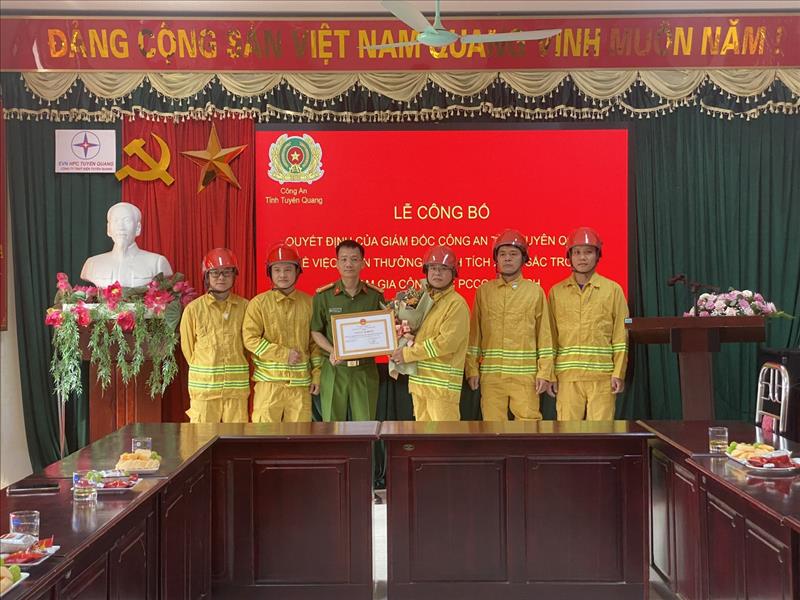 Công ty Thủy điện Tuyên Quang vinh dự đón nhận bằng khen trong công tác PCCC&CNCH của Giám đốc Công an tỉnh Tuyên Quang