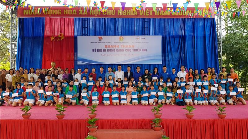 Trao tặng bể bơi di động và 58 suất học bổng tại Trường Tiểu học thị trấn Na Hang