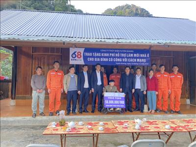 Công ty Thủy điện Tuyên Quang trao tặng 50 triệu đồng hỗ trợ làm mới nhà ở cho gia đình có công với cách mạng tại địa phương