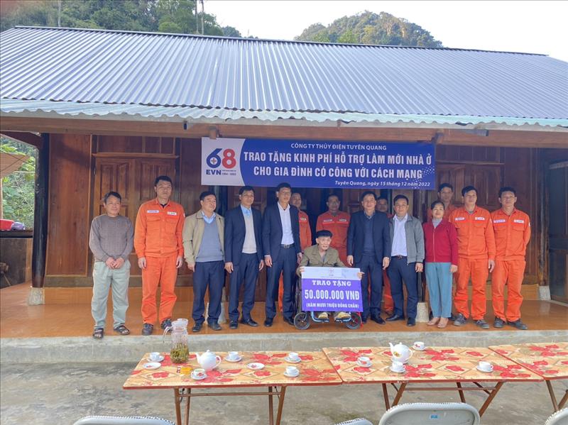 Công ty Thủy điện Tuyên Quang trao tặng 50 triệu đồng hỗ trợ làm mới nhà ở cho gia đình có công với cách mạng tại địa phương