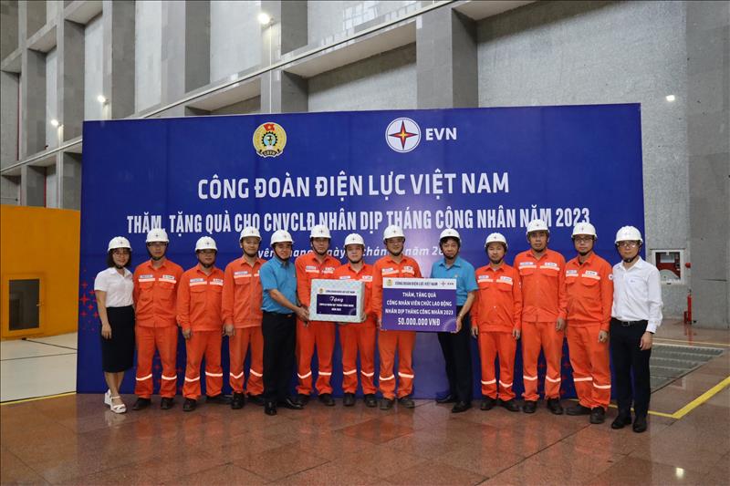 Tổ chức thăm hỏi, động viên người lao động tại Công ty Thủy điện Tuyên Quang nhân tháng công nhân năm 2023