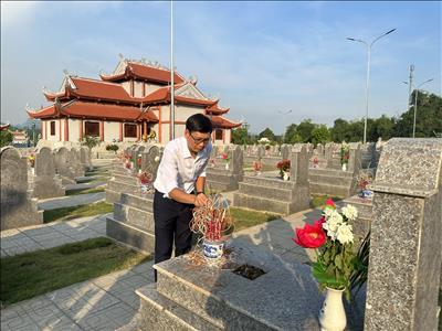 Công ty Thủy điện Tuyên Quang tổ chức lễ dâng hương tri ân các Anh hùng Liệt sỹ và thăm hỏi thân nhân các gia đình chính sách trong Công ty