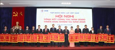 Công ty Thủy điện Tuyên Quang vinh dự đón nhận cờ 