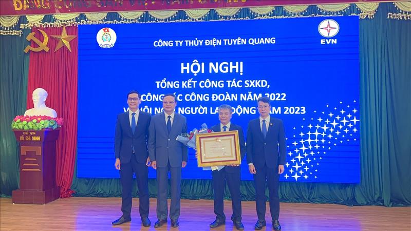 Công ty Thủy điện Tuyên Quang tổ chức Hội nghị tổng kết và trao tặng Huân chương lao động hạng ba cho ông Dương Thanh Tuyên